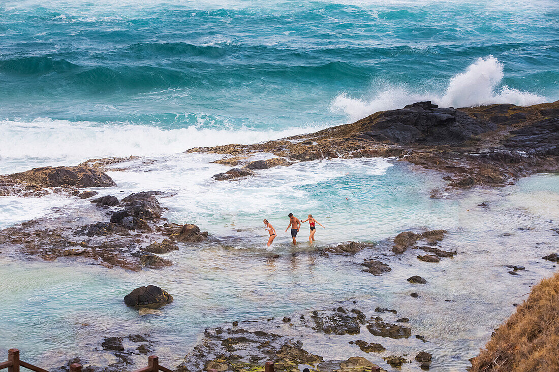 Fraser Island ist die größte reine Sandinsel der Welt. Reisende mieten sich Geländewagen, um die zerklüftete Insel zu erkunden. Die Champagne Pools sind ein beliebtes Ziel auf der Insel; Fraser Island, Queensland, Australien