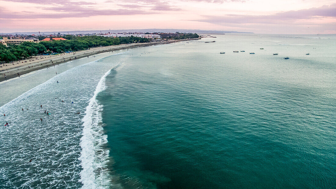 Blick über den überfüllten Strand von Kuta; Kuta, Bali, Indonesien.