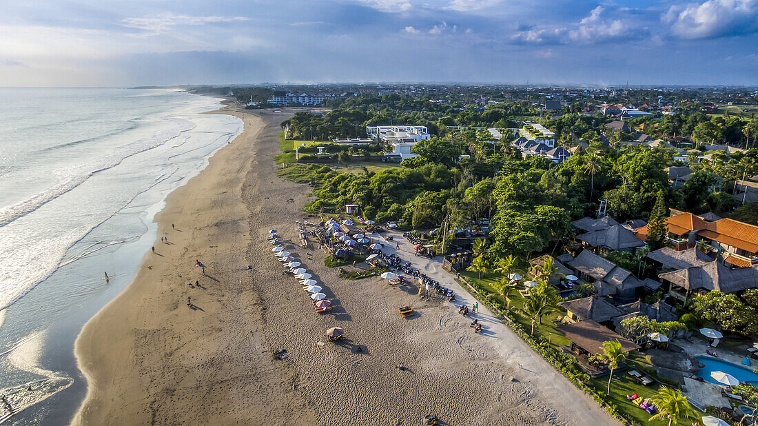 Eine Strandbar ist ein großartiger Ort, um den Sonnenuntergang am Batu Belig Beach in Nord-Kuta, Bali, Indonesien, zu beobachten. Sitzsäcke vervollständigen die entspannte Atmosphäre; Nord-Kuta, Bali, Indonesien