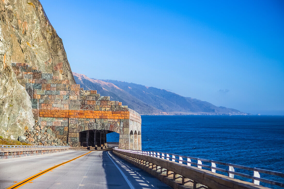 Ein neuer Tunnel entlang des Big Sur Highways in der Nähe der Pitkins Curve Bridge; Big Sur, Kalifornien, Vereinigte Staaten von Amerika