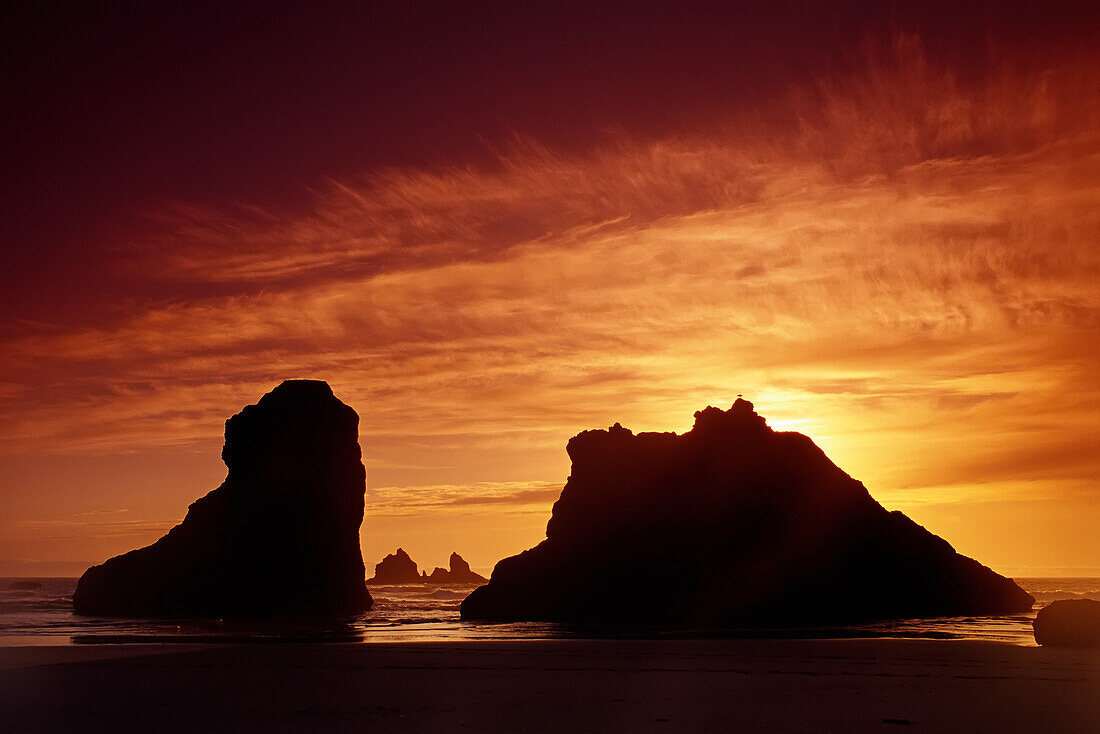 Sonnenuntergang über dem Strand, Brandung und Felsformationen, Bandon Beach, Oregon Coast, Oregon, USA