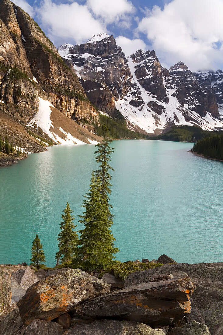 Ruhiger Moraine Lake und die schroffen Gipfel der Rocky Mountains im Banff National Park; Alberta, Kanada