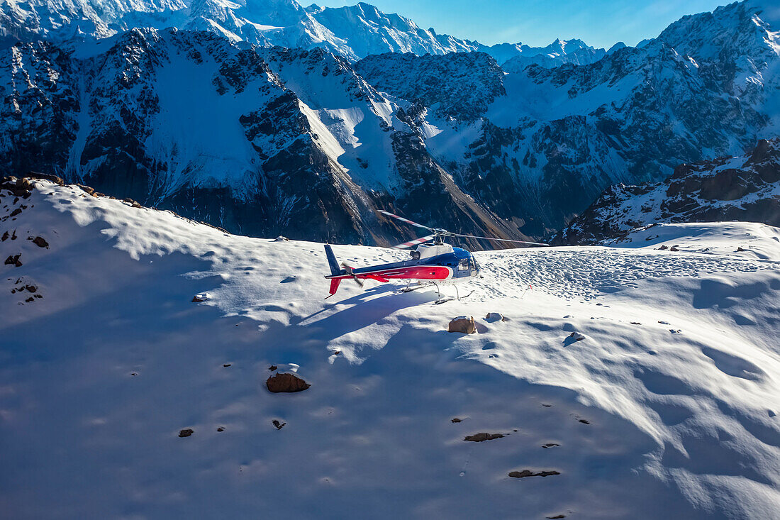 Ein Hubschrauberflug bietet einen atemberaubenden Blick über den Mount-Cook-Gletscher und die umliegenden Berggipfel; Mount-Cook-Nationalpark, Canterbury, Neuseeland