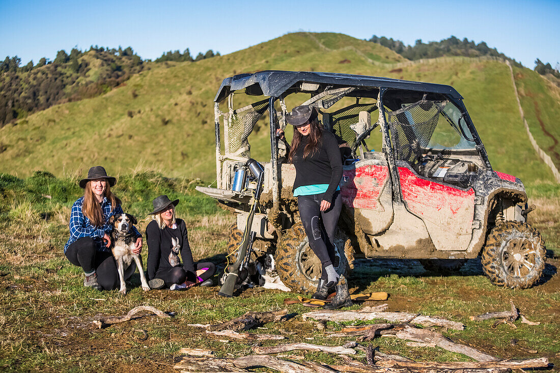 Die Blue Duck Lodge im Whanganui National Park ist eine Rinderfarm mit Schwerpunkt auf dem Naturschutz. Reisende reiten zu einem malerischen Aussichtspunkt, um den Sonnenaufgang über dem Regenwald zu beobachten; Retaruke, Manawatu-Wanganui, Neuseeland