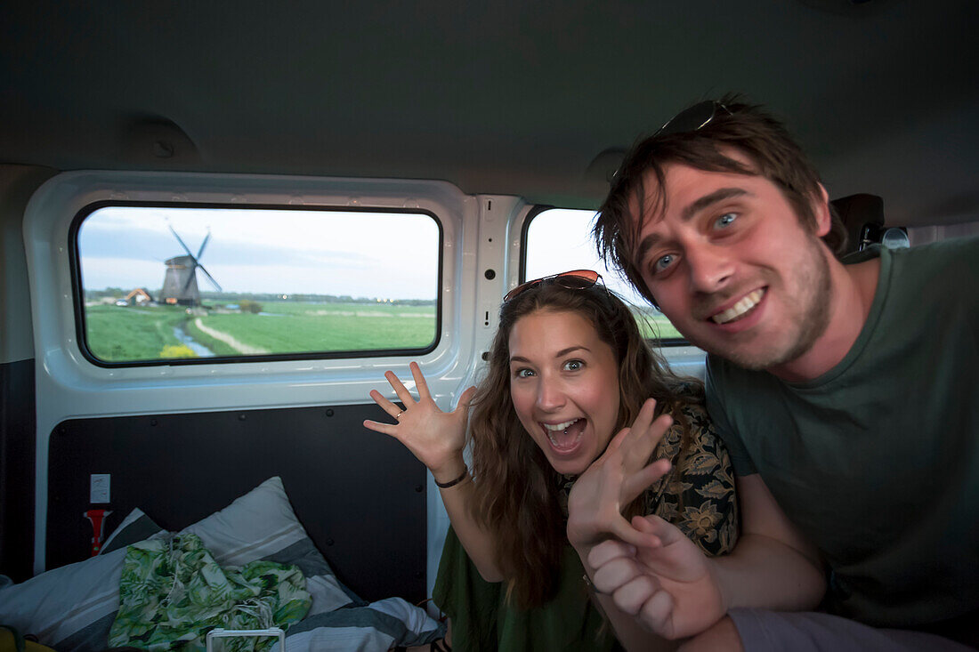 Reisende in einem Wohnmobil in Nordholland auf der Suche nach ikonischen Windmühlen außerhalb von Amsterdam Central auf dem Weg zur Küstenstadt Egmond aan Zee; Holland