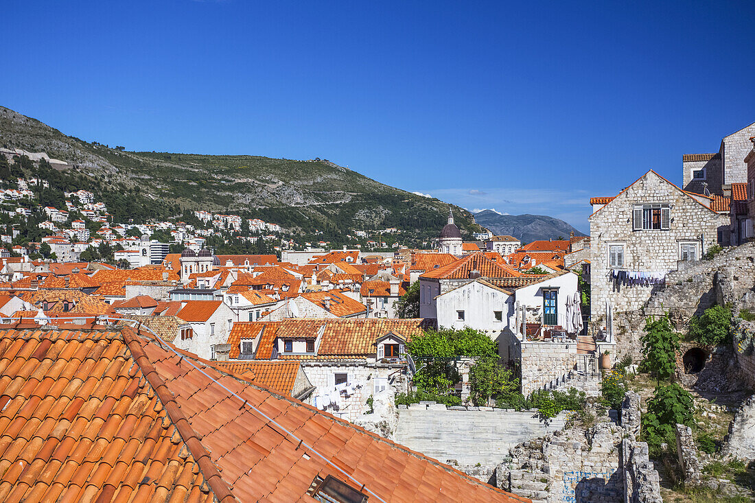 Die Stadtmauern von Dubrovnik umgeben die Altstadt von Dubrovnik und bieten atemberaubende Landschaften und Aussichtspunkte rund um die Stadt; Dubrovnik, Dubrovacko-neretvanska zupanija, Kroatien