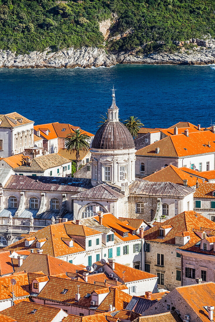 Die Mauern von Dubrovnik umgeben die Altstadt von Dubrovnik und bieten atemberaubende Landschaften und Aussichtspunkte rund um die Stadt; Dubrovnik, Dubrovacko-neretvanska zupanija, Kroatien
