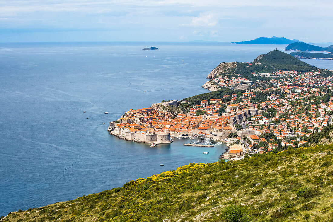Die Mauern von Dubrovnik umgeben die Altstadt von Dubrovnik und bieten atemberaubende Landschaften und Aussichtspunkte rund um die Stadt; Dubrovnik, Dubrovacko-neretvanska zupanija, Kroatien