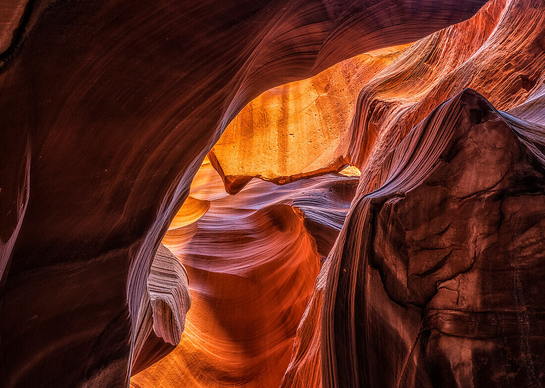 Die wunderschönen Sandsteinschluchten rund um Page, Arizona. Es ist erstaunlich, unter der Erde zu sein und das surreale Licht zu sehen, das in die Tiefen der Canyons hinabfällt; Page, Arizona, Vereinigte Staaten von Amerika