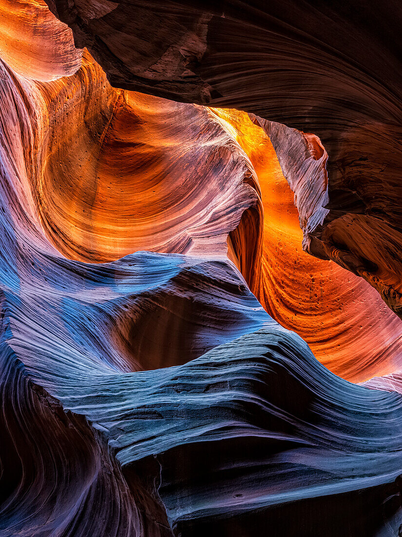 Die wunderschönen Sandsteinschluchten rund um Page, Arizona. Es ist erstaunlich, unter der Erde zu sein und das surreale Licht zu sehen, das in die Tiefen der Canyons hinabfällt; Page, Arizona, Vereinigte Staaten von Amerika