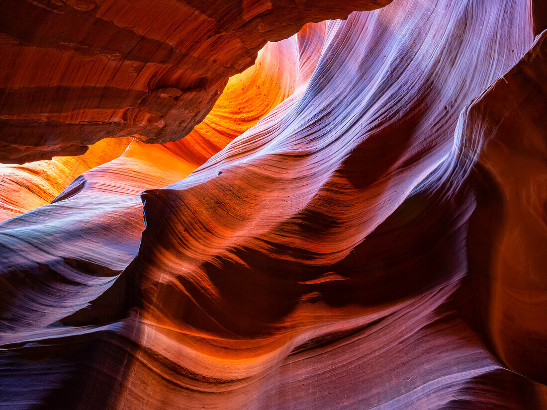 Ein Slot-Canyon außerhalb von Page, Arizona. Schöne Farben und Sandstein, der durch Äonen von Wind- und Wassererosion entstanden ist; Page, Arizona, Vereinigte Staaten von Amerika