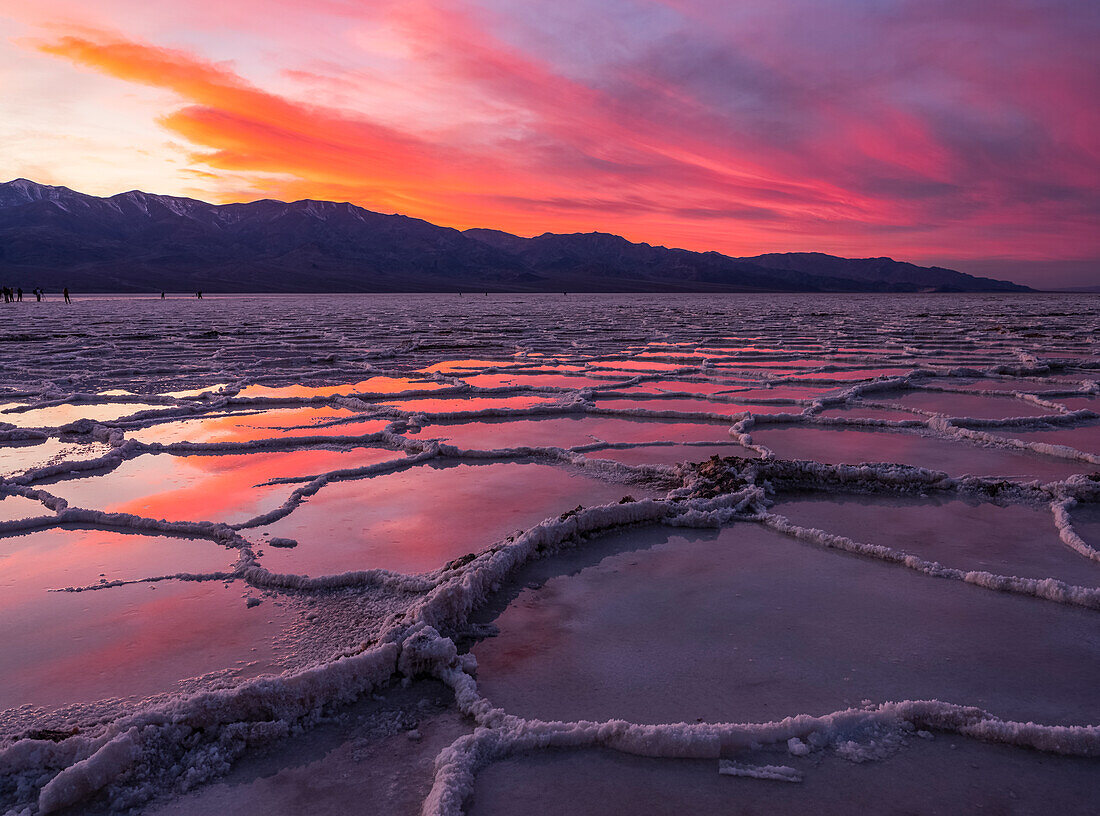 Sonnenuntergang über den Badwater Salt Flats im Death Valley National Park; Kalifornien, Vereinigte Staaten von Amerika