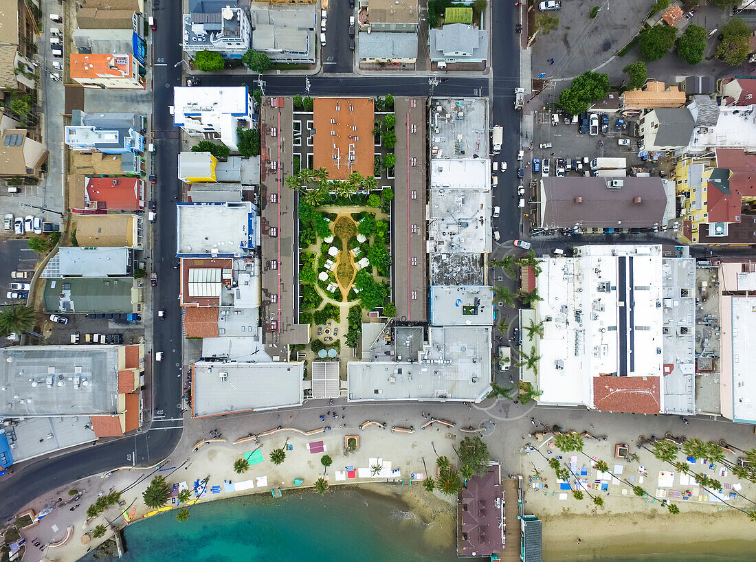 Blick über die berühmte kalifornische Insel Catalina Island mit einem überfüllten Strand; Avalon, Kalifornien, Vereinigte Staaten von Amerika.