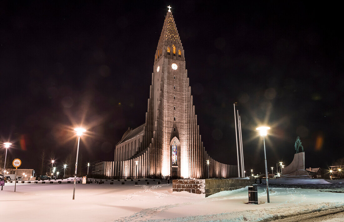 Das berühmte Wahrzeichen von Reykjavik, die Hallgrimskirkja, ist eine Kirche im Stadtzentrum; Reykjavik, Island