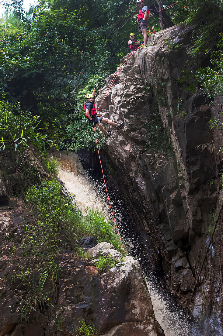 Canyoning ist eine der beliebtesten Aktivitäten in Dalat. Die Datanla-Wasserfälle und die von ihnen ausgehenden Flüsse eignen sich hervorragend zum Abseilen, Klippenspringen, Felsenrutschen und Flußabwärtsschwimmen; Da Lat, Vietnam