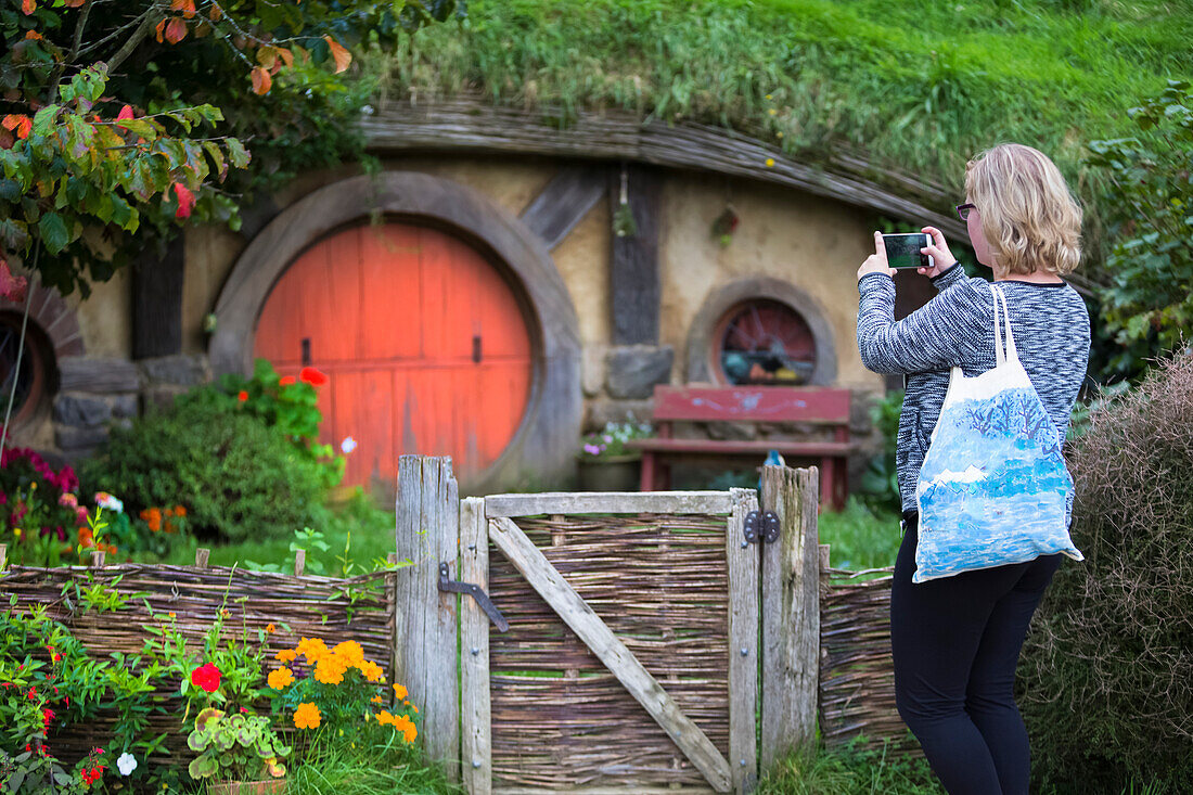 Der Touristenort Hobbiton auf der Nordinsel Neuseelands. Der Ort, an dem die Herr der Ringe"-Filme gedreht wurden; Hobbiton, Waikato, Neuseeland"