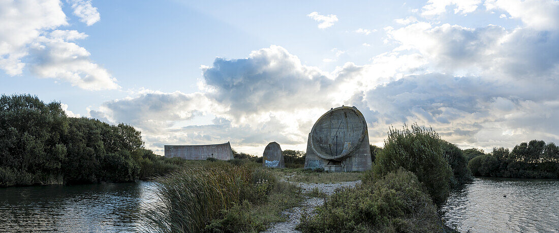 Blick auf die großen Betonreste der Denge-Schallspiegel, bekannt als die Horchposten in Lade Pits, veraltete Technologie zur Flugzeugüberwachung für die Royal Air Force war ein Vorläufer des Radars; Dungeness, Kent, England, Vereinigtes Königreich.