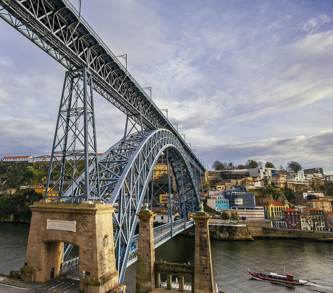 Dom Luis I Brücke über den Fluss Douro zwischen den Städten Porto und Vila Nova de Gaia, Blick auf das Ufer von Vila Nova de Gaia; Porto, Region Norte, Portugal.