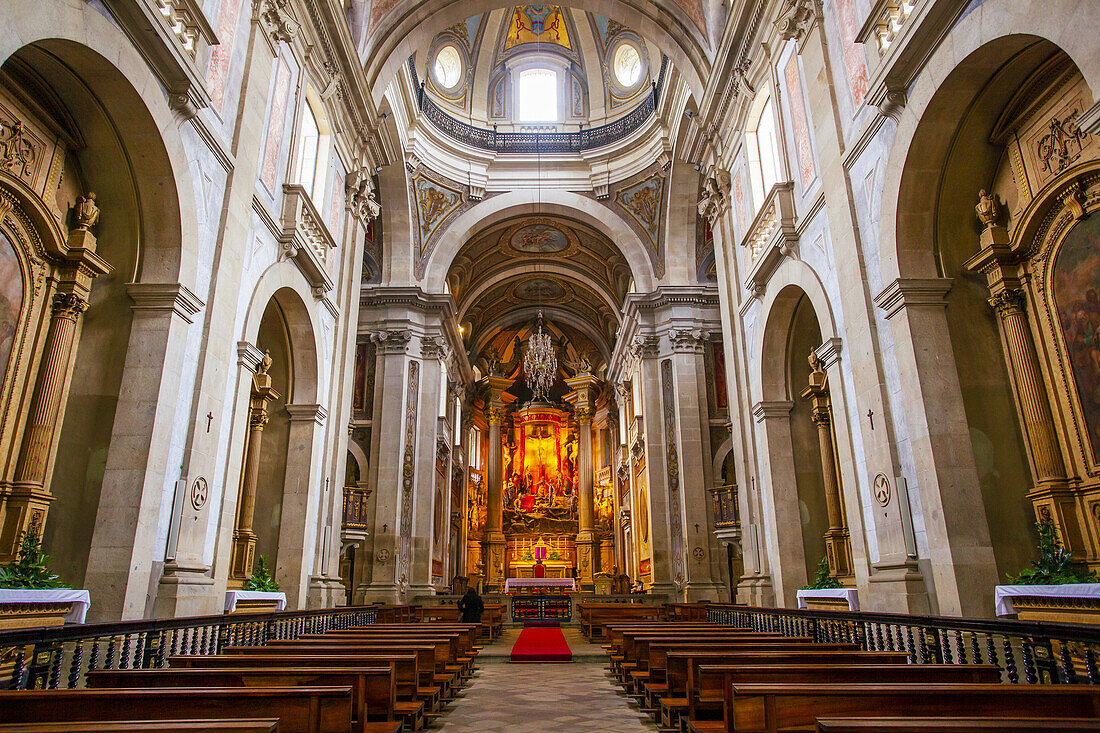 Innenansicht des Hauptaltars und des Kirchenschiffs der Wallfahrtskirche Bom Jesus do Monte, einer Pilgerstätte in der Nähe von Braga; Tenoes, Bezirk Braga, Norte, Portugal.