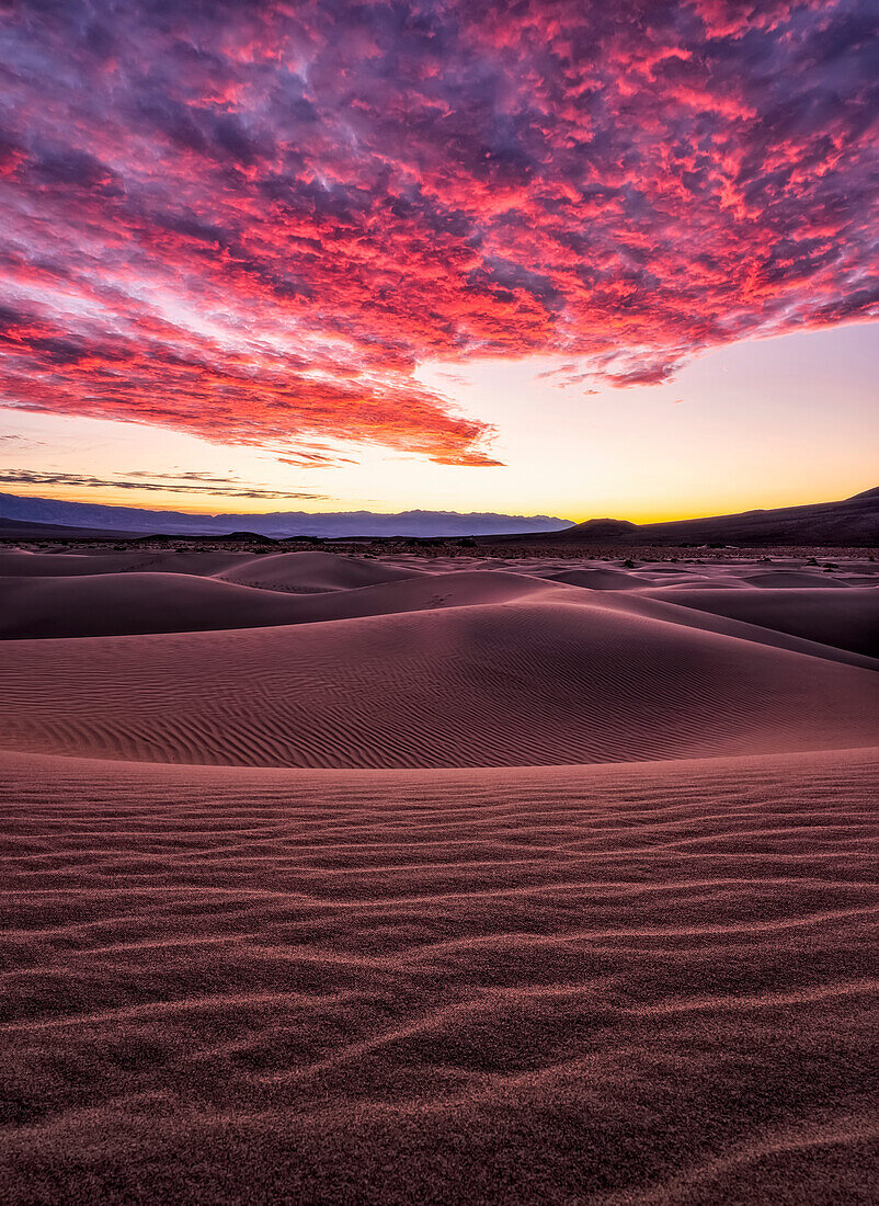 Sonnenuntergang über Sanddünen in Kalifornien, Death Valley National Park; Kalifornien, Vereinigte Staaten von Amerika