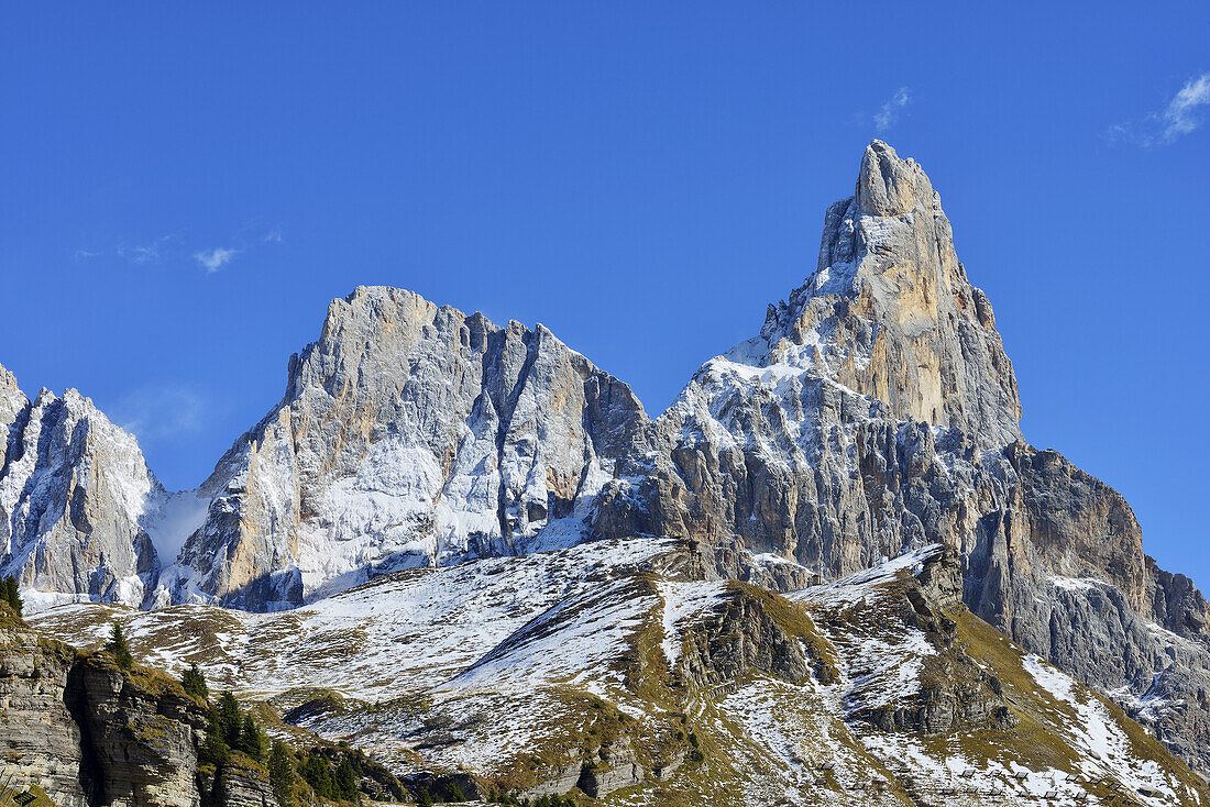 Schroffe Gipfel der Dolomiten vor blauem Himmel; Trentino-Südtirol, Italien.