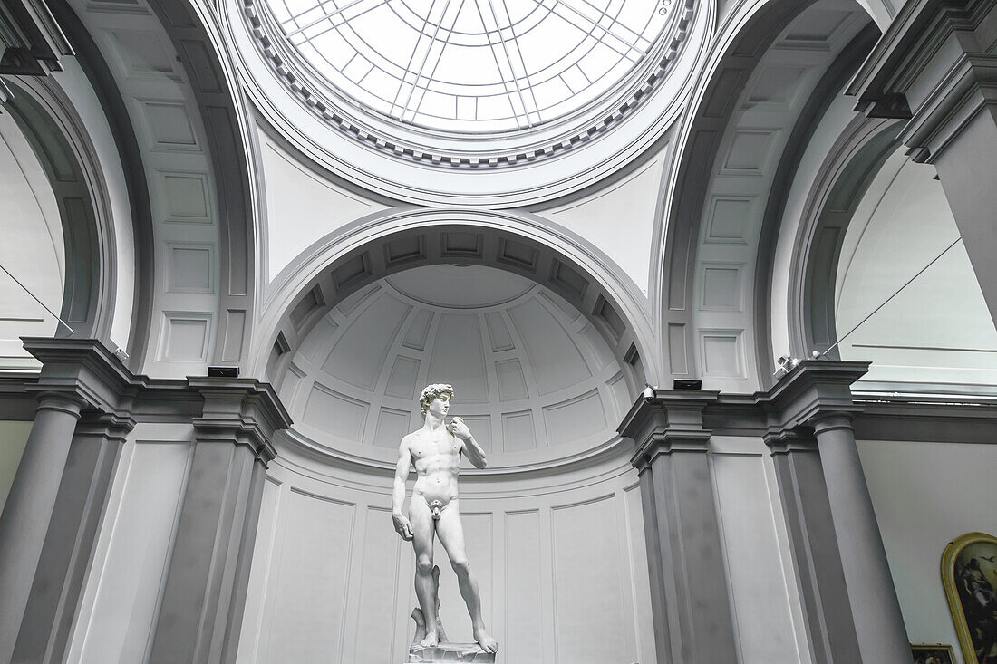 Ikonische David-Statue in der Galleria dell'Accademia; Florenz, Region Toskana, Italien.