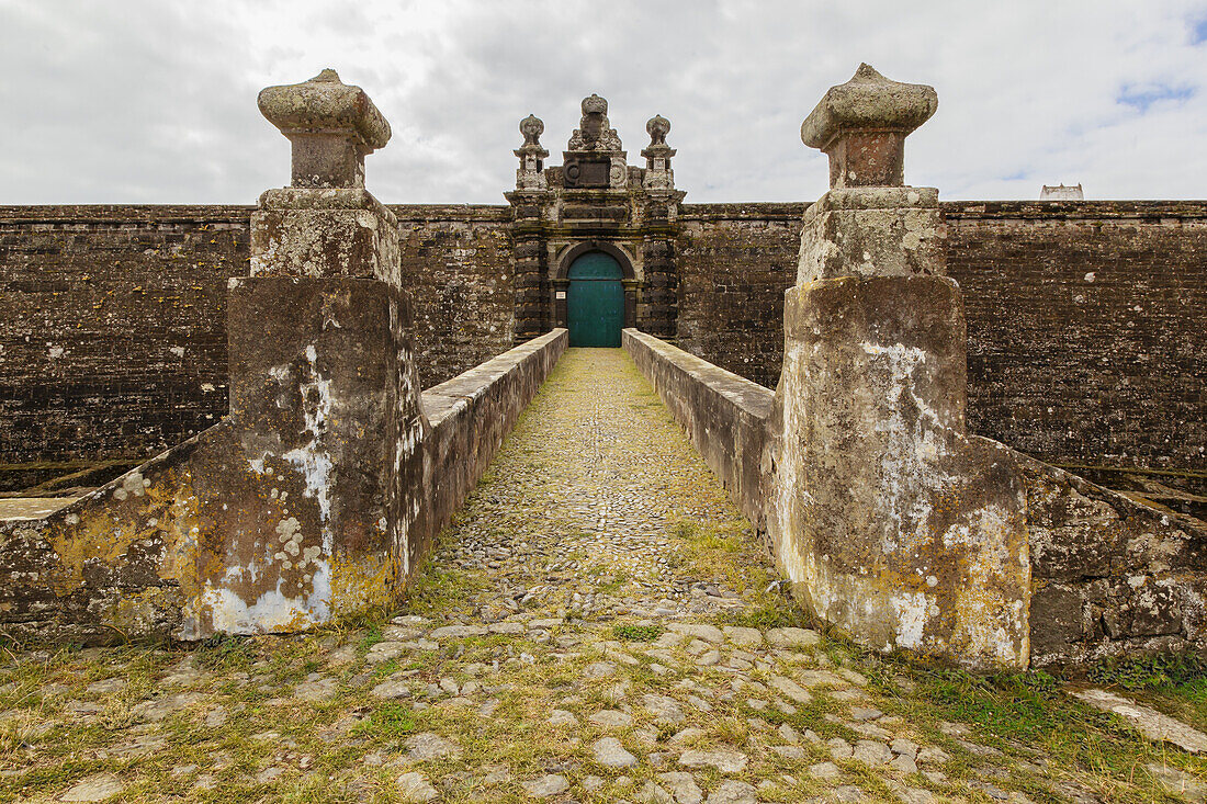 Gehweg und Eingang zur mittelalterlichen Festung und Burg des Heiligen Johannes des Täufers in der Gemeinde Se; Angra do Heroismo, Terceira, Azoren