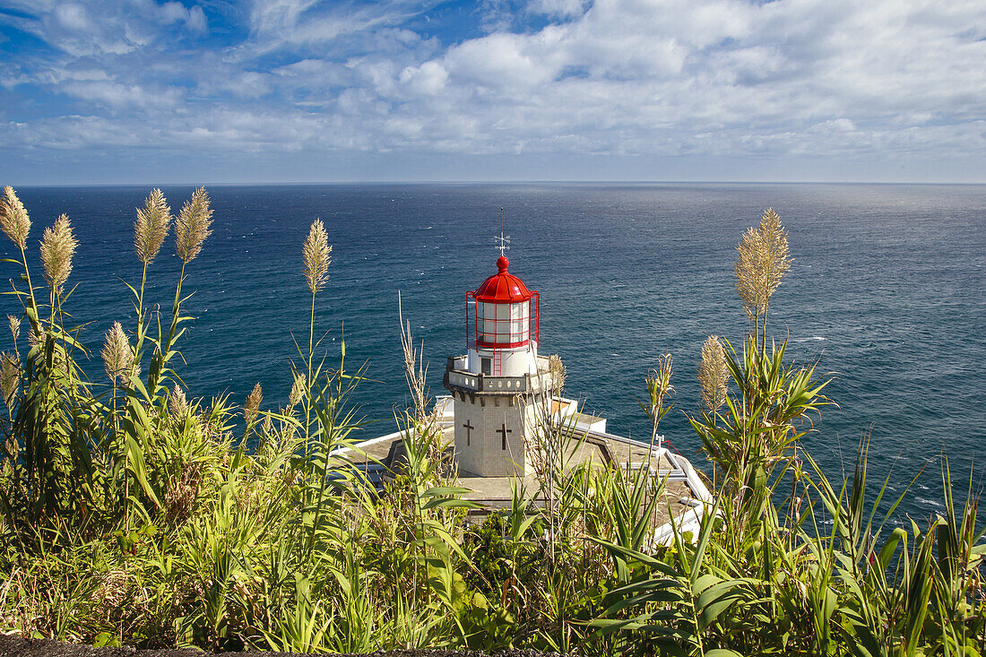 Der Leuchtturm Farol do Arnel in Ponta do Arnel bei Nordeste mit Blick auf den Atlantischen Ozean; Insel Sao Miguel, Azoren