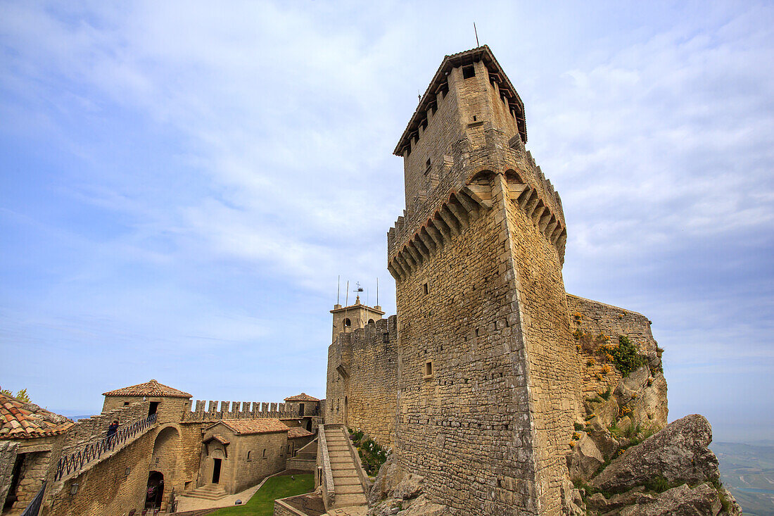 Nahaufnahme des Cesta-Turms auf dem Gipfel des Monte Titan mit Blick auf die Stadt San Marino; Republik San Marino, Nordmittelitalien.