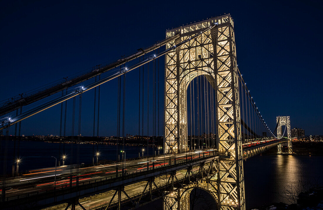 George-Washington-Brücke (speziell beleuchtet für den Martin-Luther-King-Jr.-Tag) über den Hudson River nach Manhattan bei Nacht; Fort Lee, New Jersey, Vereinigte Staaten von Amerika.