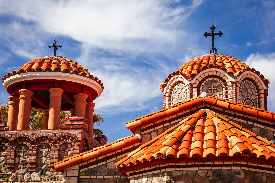 Nahaufnahme der beiden verzierten Kuppeln aus Tonziegeln und der steinernen Außenfassade der Kapelle des Heiligen Nikolaus im griechisch-orthodoxen St. Antonius-Kloster; Florence, Arizona, Vereinigte Staaten von Amerika.