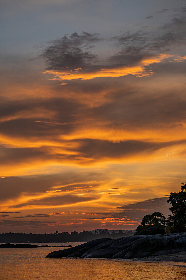 Sonnenuntergang über dem Strand der Insel Ko Samui im Golf von Thailand; Ko Samui, Surat Thani, Thailand