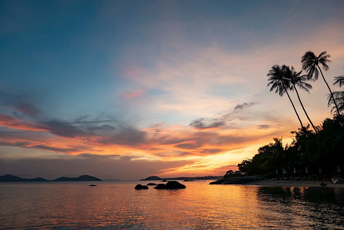 Sonnenuntergang über dem Strand der Insel Ko Samui im Golf von Thailand; Ko Samui, Surat Thani, Thailand