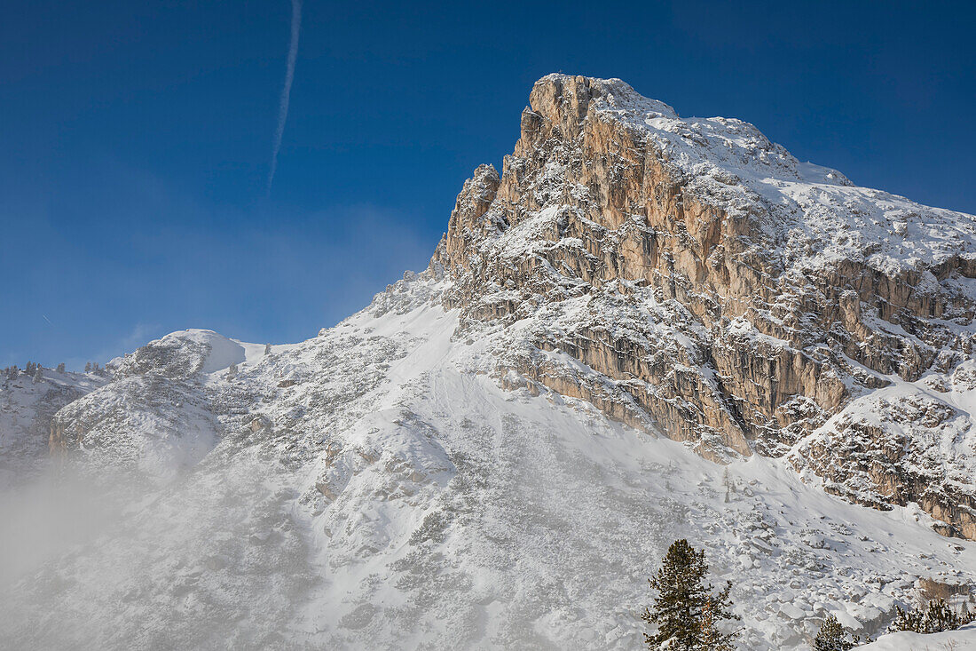Der Gipfel des Berges Sass de Stria im Schnee, Dolomiten; Provinz Belluno, Venetien, Italien.