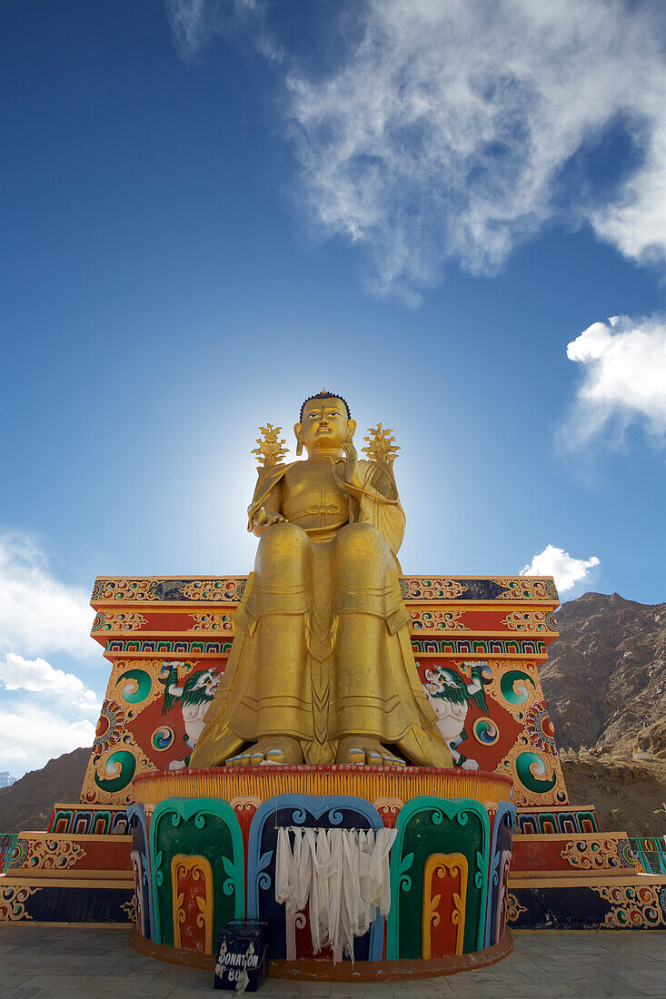 Riesige vergoldete Statue eines sitzenden Buddhas im Kloster Likir oberhalb des Indus-Tals, im Himalaya-Gebirge, Jammu und Kaschmir; Likir, Ladakh, Indien.