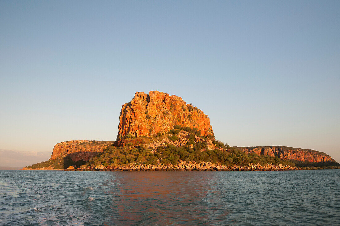 Sonnenaufgang über Raft Point, einer Sandsteinfelsformation an der Kimberly-Küste, die für ihre Aborigine-Felskunst bekannt ist; Westaustralien, Australien.