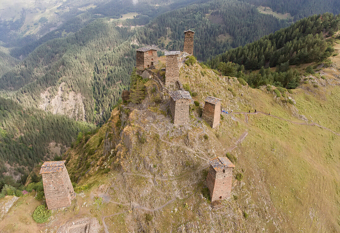 Luftaufnahme der Turmhäuser der mittelalterlichen Festung von Keselo, die das Dorf Omalo im Tuscheti-Nationalpark überragen; Omalo, Kachetien, Georgien.