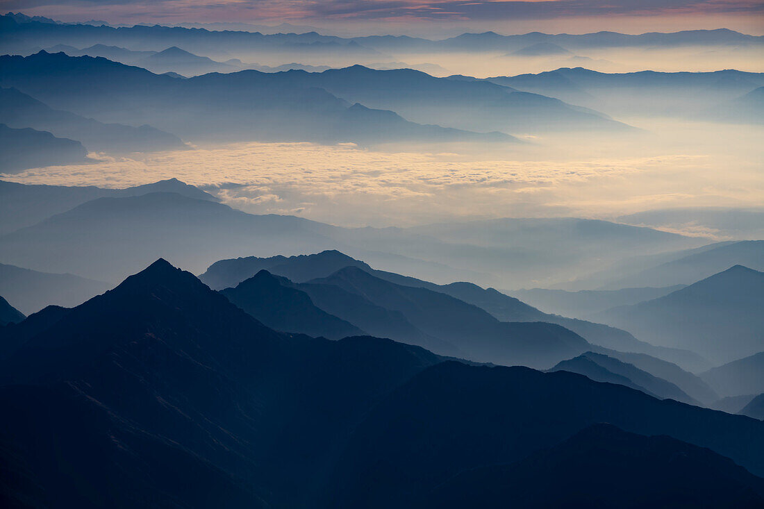 Blick auf die Ausläufer des Himalaya aus dem Fenster auf dem Dawn Kathmandu to Everest Flug über den Himalaya; Himalaya, Nepal