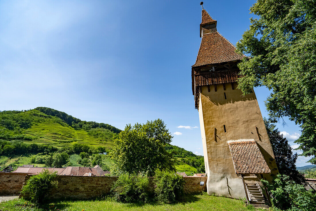 Nahaufnahme des Turms der mittelalterlichen, befestigten sächsischen Kirche von Birthälm; Birthälm, Kreis Sibu, Siebenbürgen, Rumänien.