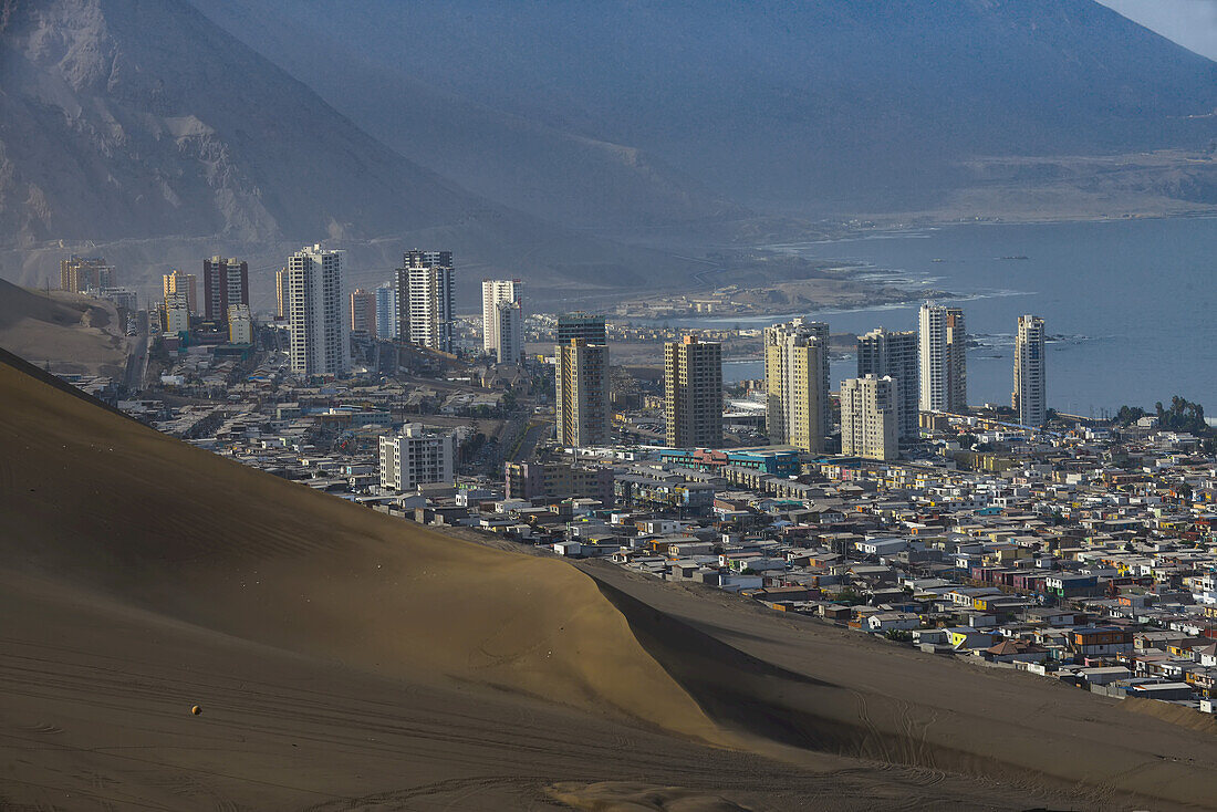 Südlicher Teil der Hafenstadt Iquique mit Skyline und Cerro Dragon (Drachenberg), der großen, städtischen Sanddüne, die die Stadt überragt; Iquique, Tarapaca, Chile