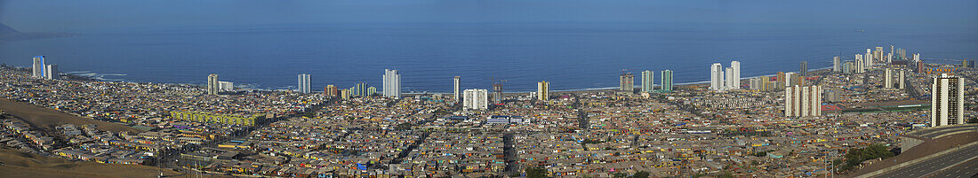 Schwenk über die gesamte Stadt Iquique gegen den Ozean aus einem hohen Winkel; Iquique, Tarapaca, Chile.