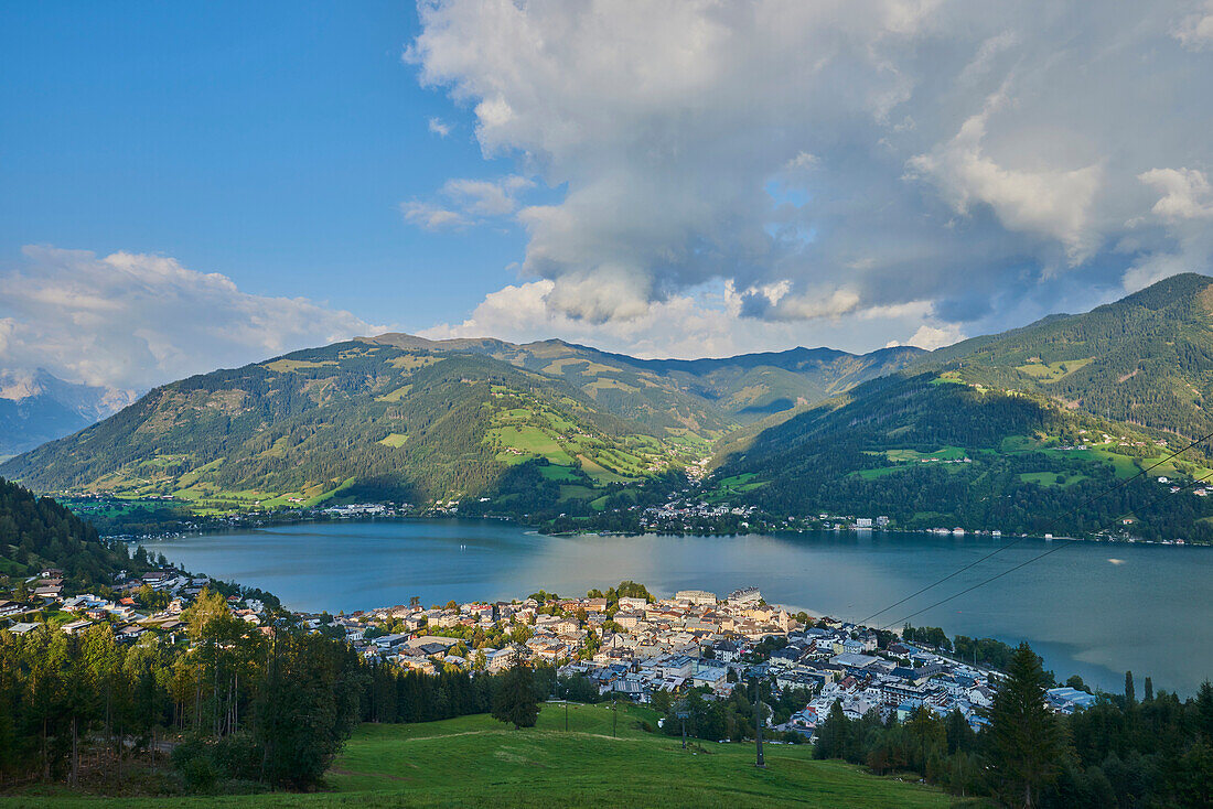 Blick von einer Wiese oberhalb von Zell am See, Kaprun; Bundesland Salzburg, Österreich