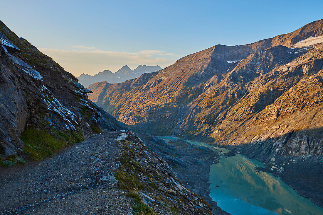 Bergblick vom Gamsgrubenweg mit dem Gletschersee der Pasterze, Franz-Joseph-H?he am frühen Morgen; K?rnten (Kärnten), Österreich