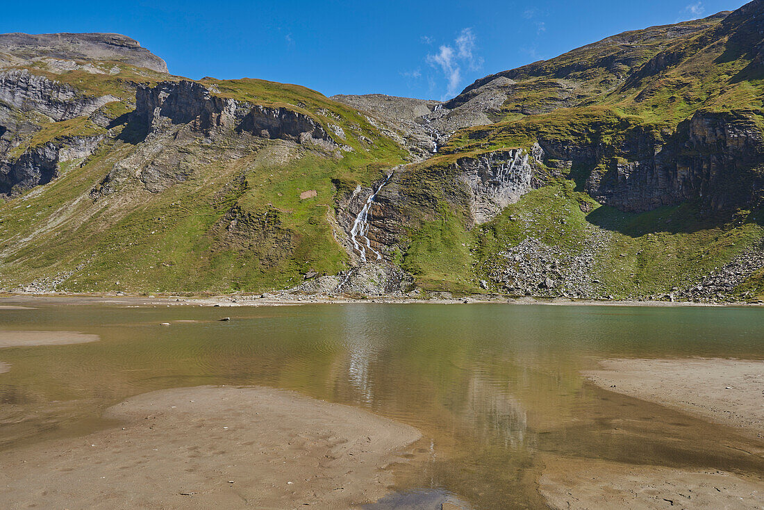 Ein kleiner Gebirgsbach und Teich neben der Hochalpenstra?e (Hochalpenstraße) bei Kaiser-Franz-Josefs-H?he; K?rnten (Kärnten), Österreich