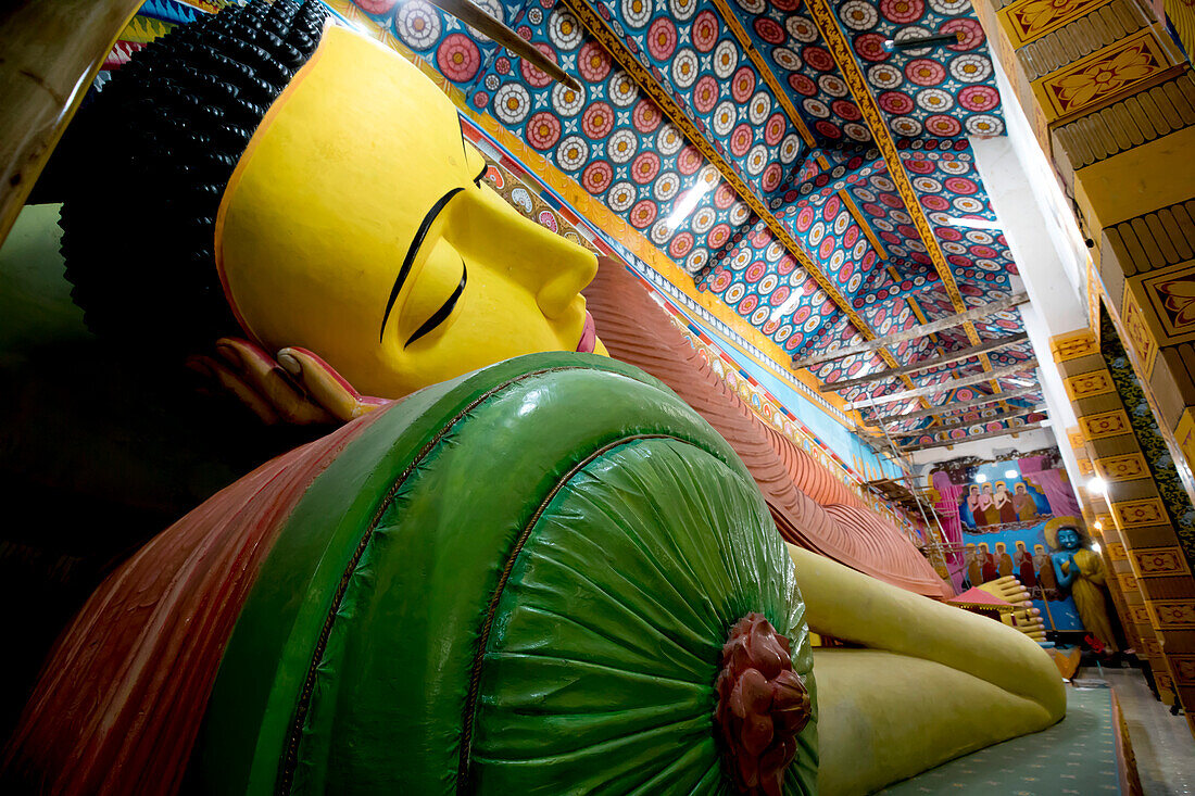 Der längste liegende Buddha Südasiens, zu sehen durch die Wandöffnungen im Inneren des buddhistischen Klosters Galagoda Shailatharama Viharaya; Balapitiya, Galle District, Sri Lanka.