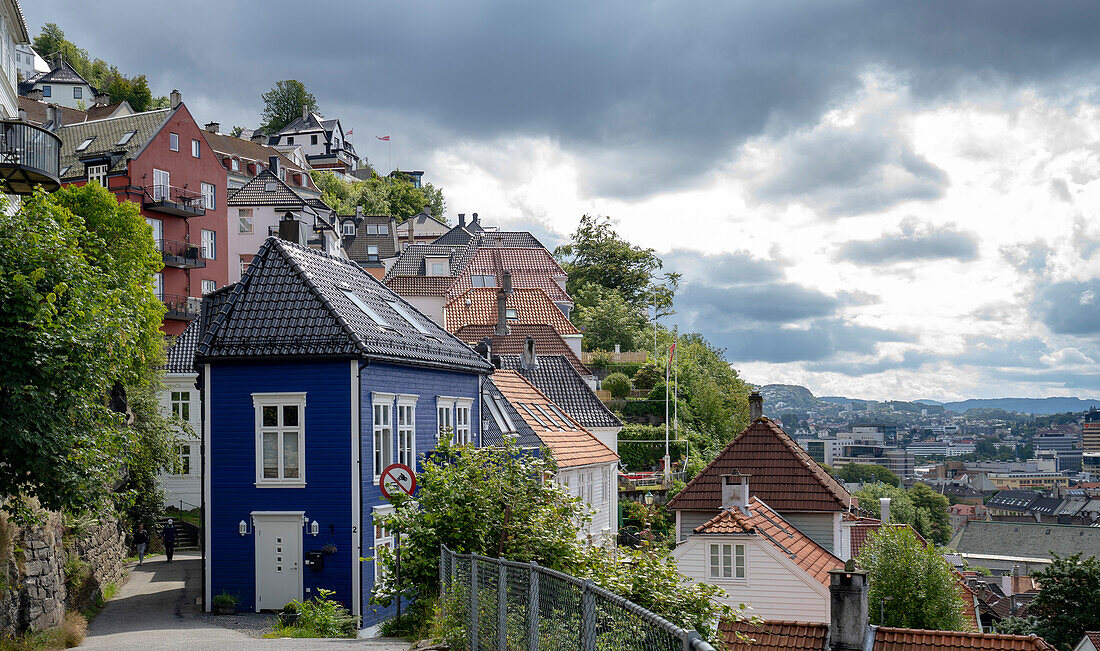 Bunte alte Holzhäuser mit steinernen Kacheldächern entlang der abfallenden Straßen mit Blick auf die historische Stadt Bergen; Bergen, Hordaland, Norwegen