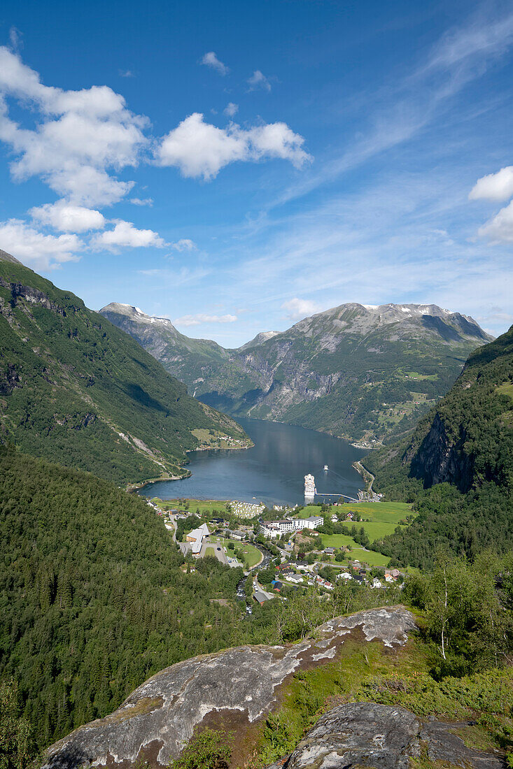 Die Touristenstadt Geiranger, umgeben von bewaldeten Bergen an der Spitze des Geirangerfjords in Sunnmore; Geirangerfjord, Stranda, Norwegen.