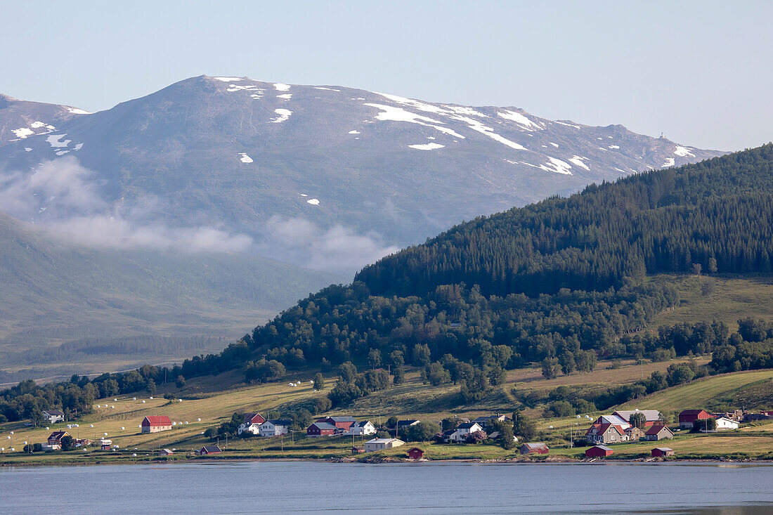 Abgelegene Siedlung auf einer Insel in den Westfjorden; Tromso, Troms, Norwegen