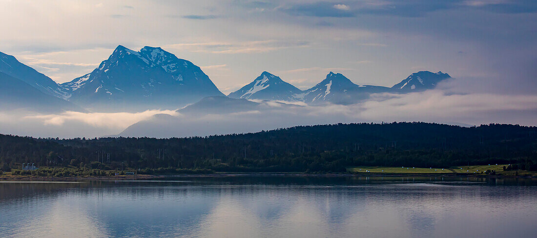 Sommerlandschaft mit Bergen und Inseln in den westlichen Fjorden Norwegens; Tromso, Troms, Norwegen.