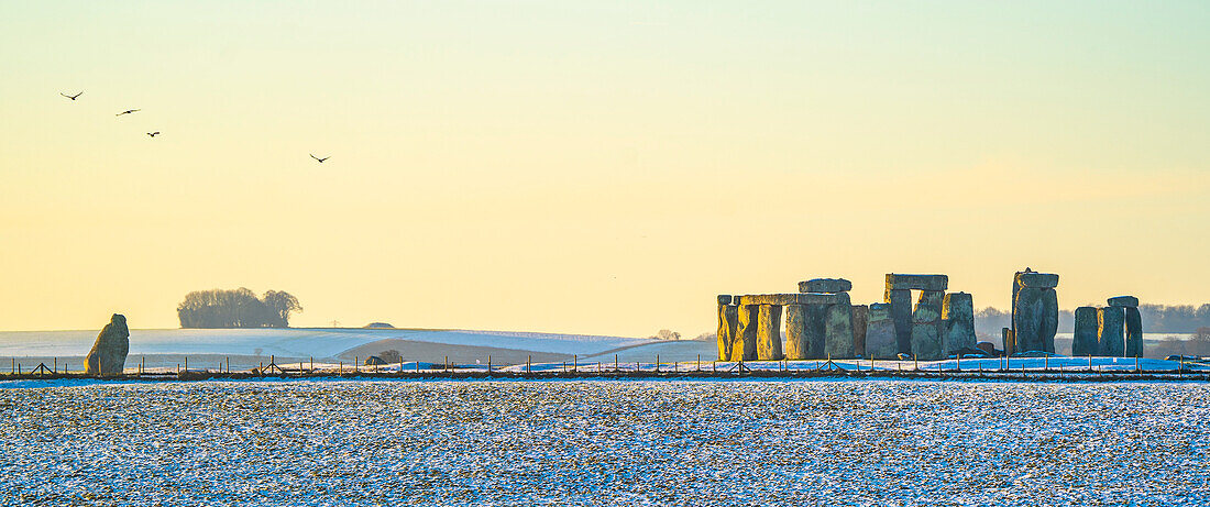 Stonehenge im frühen Morgenschnee; Wiltshire, England, Vereinigtes Königreich